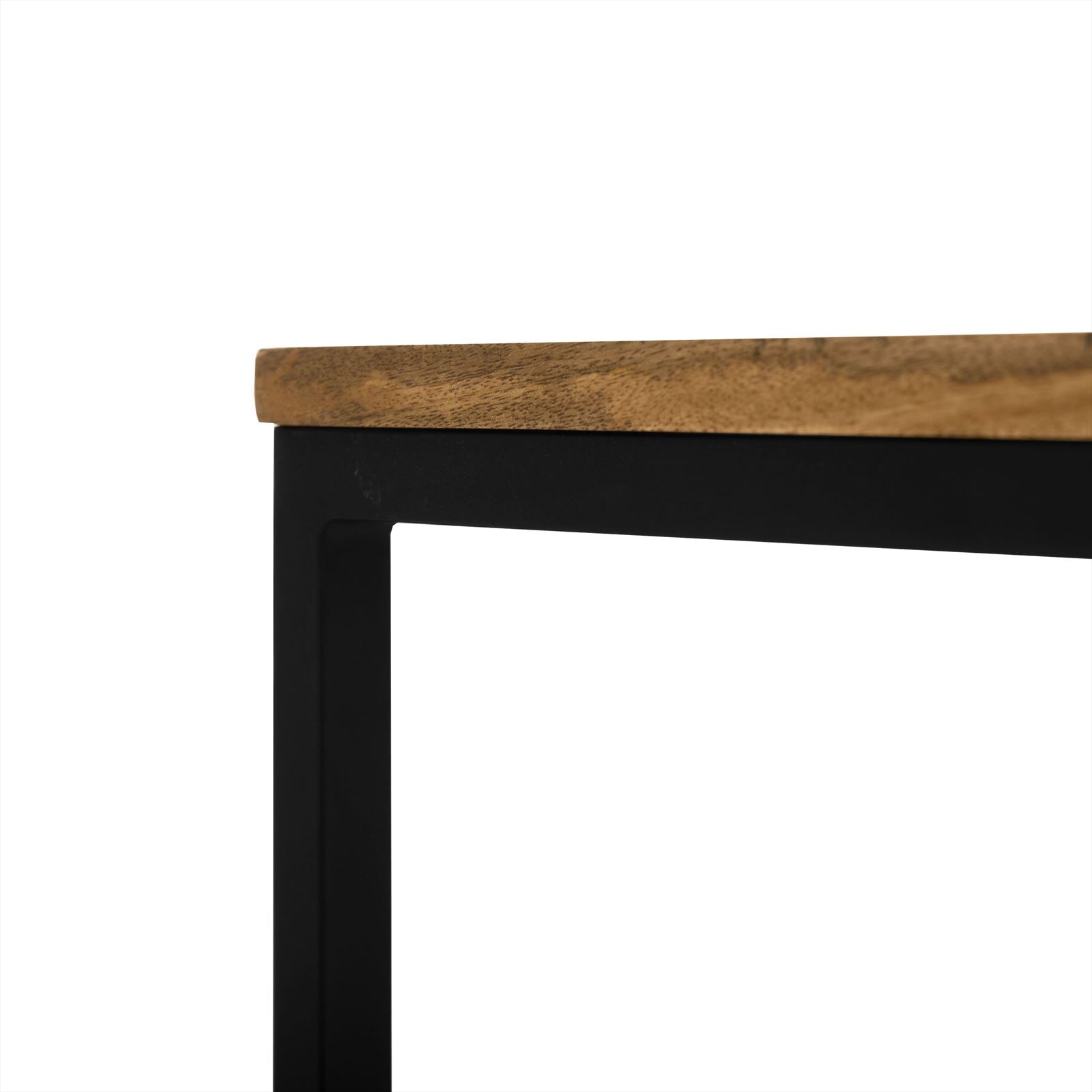 Detail des Sofatischs Rya, mit einer Nahaufnahme der Holzplatte und des schwarzen Metallgestells - Benoa