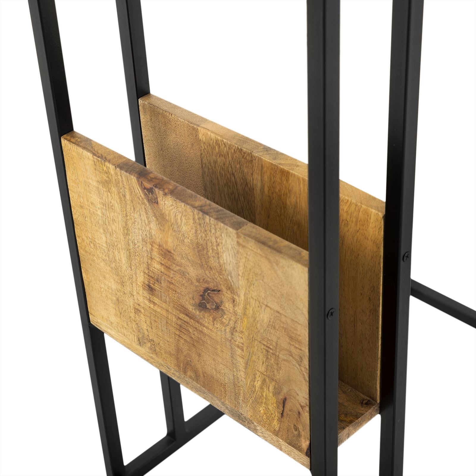 Nahaufnahme der Holzbretter des Sofatisch mit Regal, auf weißem Hintergrund - Benoa