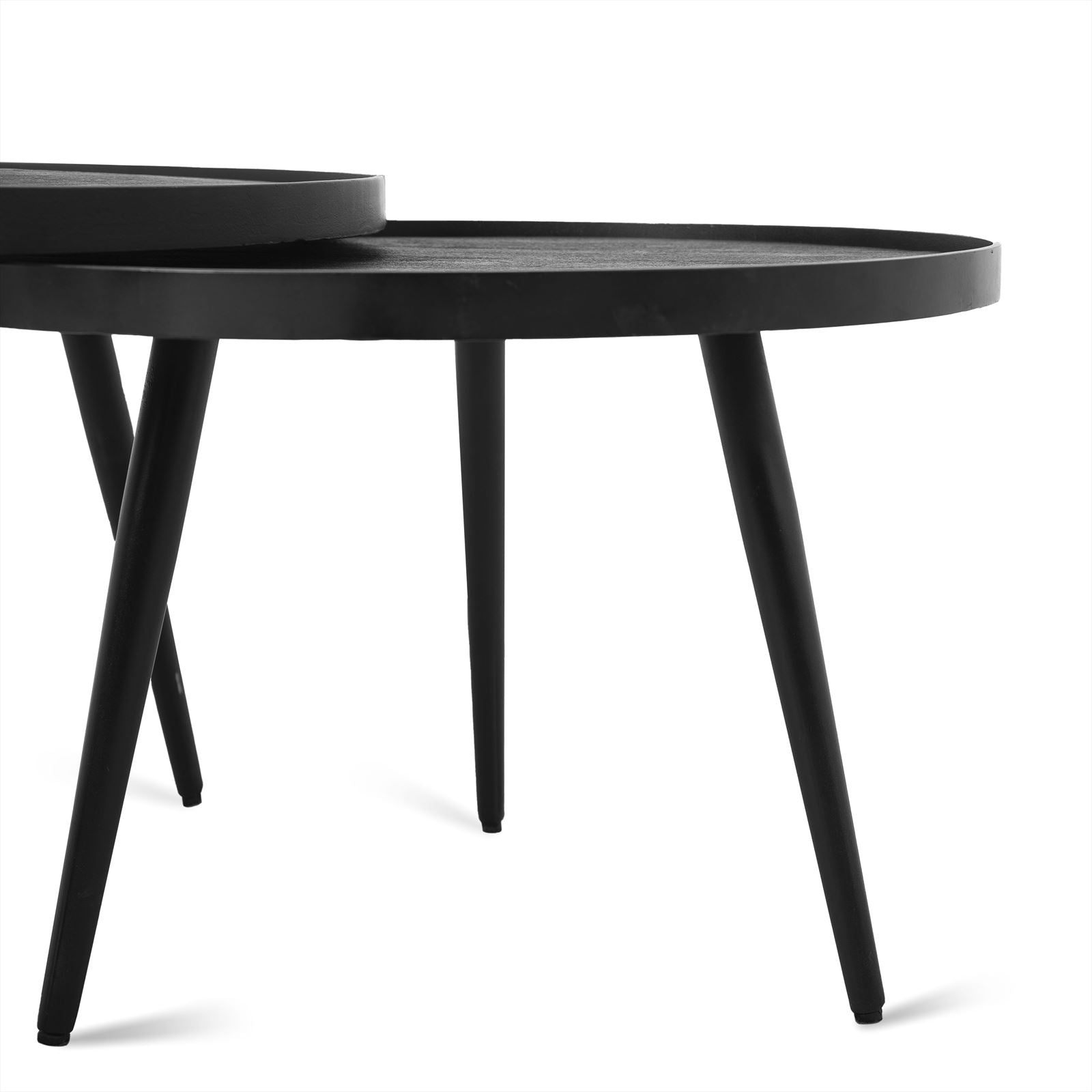 Detailaufnahme der schwarzen runden Platten und Beine des Beistelltisch Rund Schwarz Set von 2 auf weißem Hintergrund - Benoa