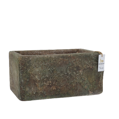 Eine rechteckige Vase mit verwitterter, grünbrauner Textur, stehend auf weißem Hintergrund - Benoa