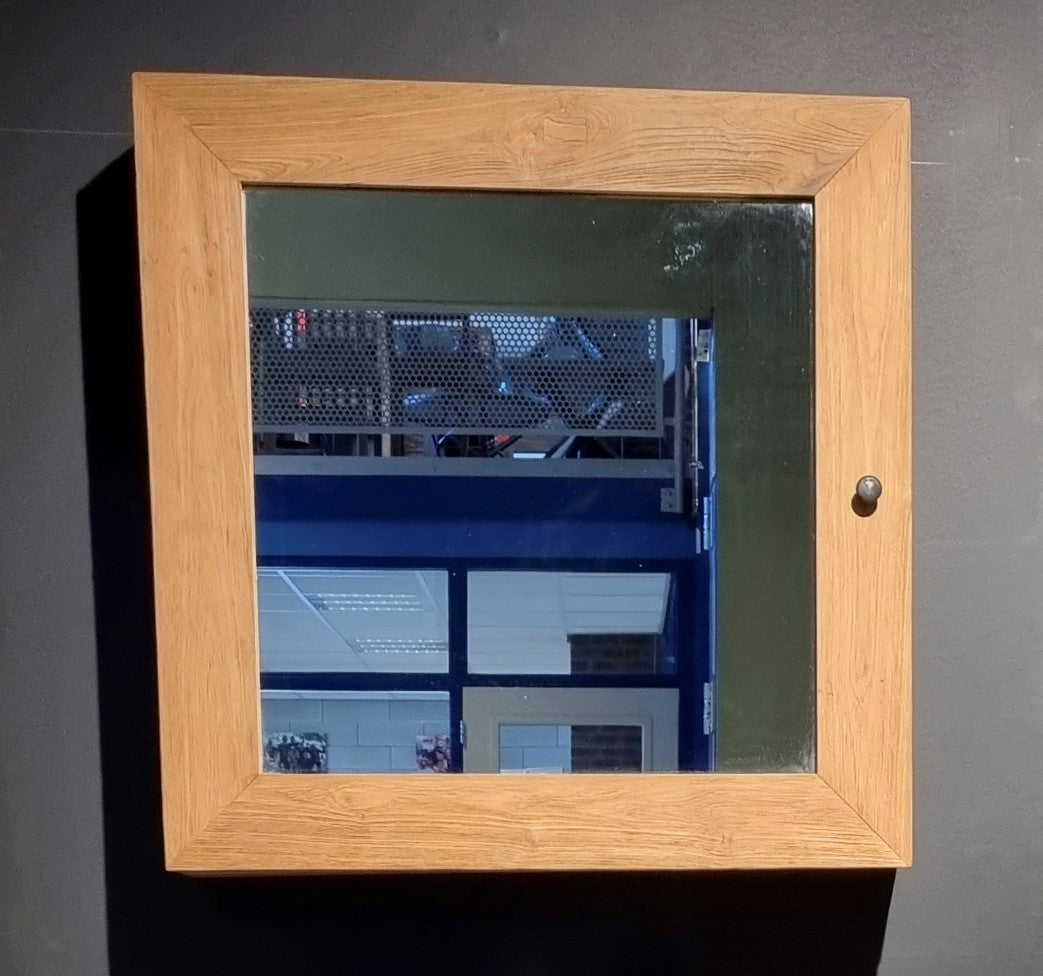 Badezimmerspiegel Kaya mit Holzrahmen und einer Reflexion eines Innenraums mit einer blauen Wand - Benoa