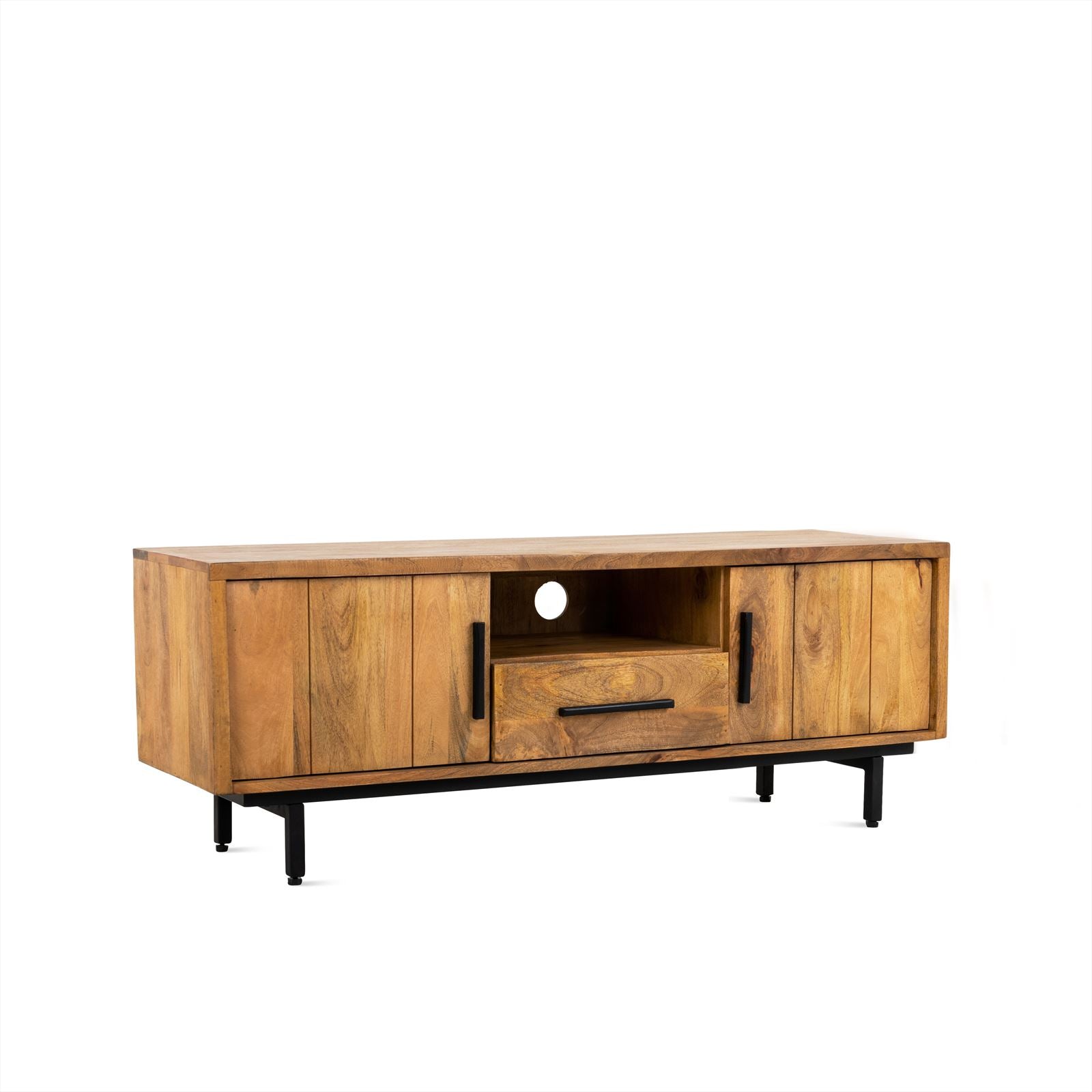TV-Lowboard Jayden von Benoa, ein Holz-Sideboard mit schwarzen Griffen und Beinen auf weißem Hintergrund