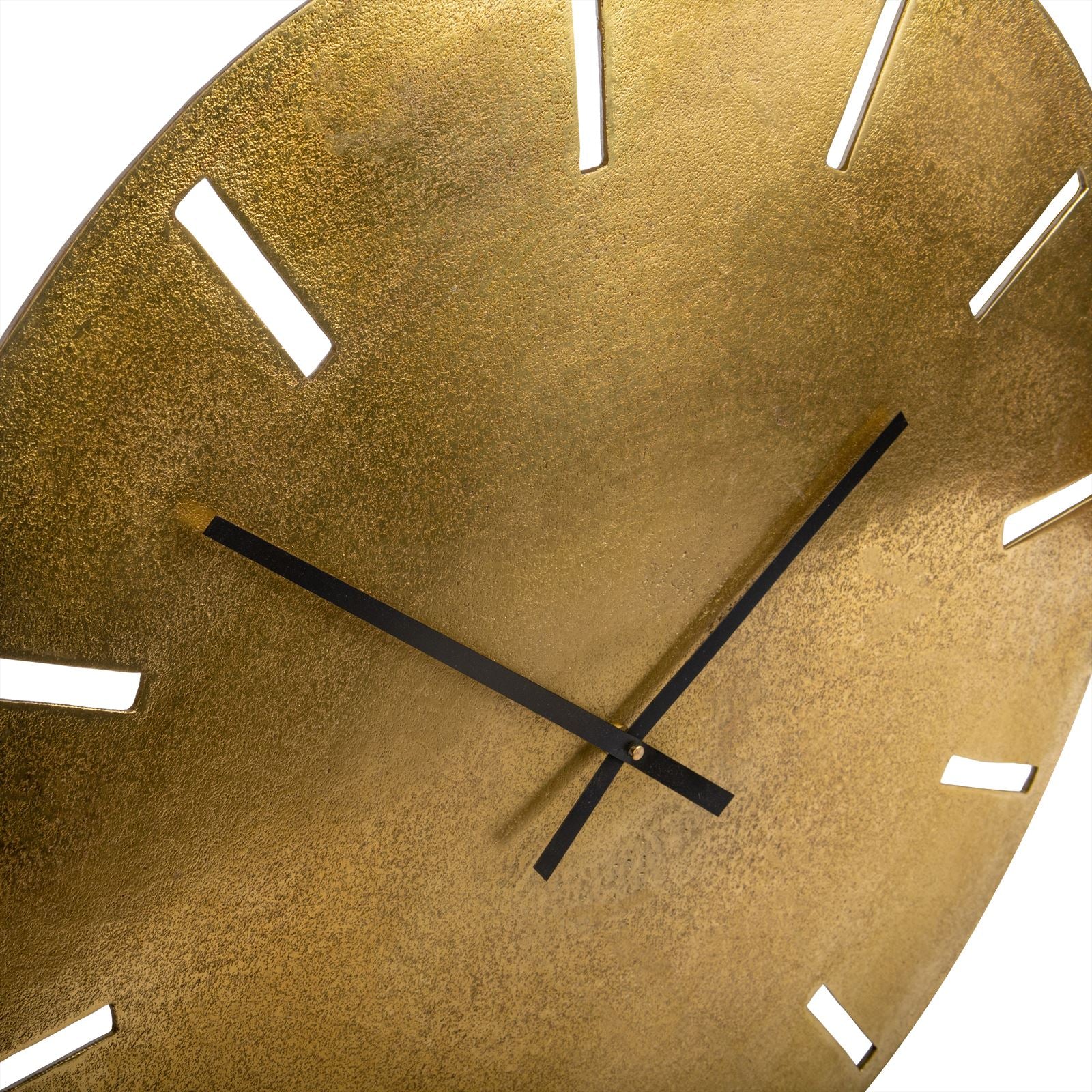 Nahaufnahme der Große goldene Wanduhr mit den Zeigern auf Viertel vor drei - Benoa