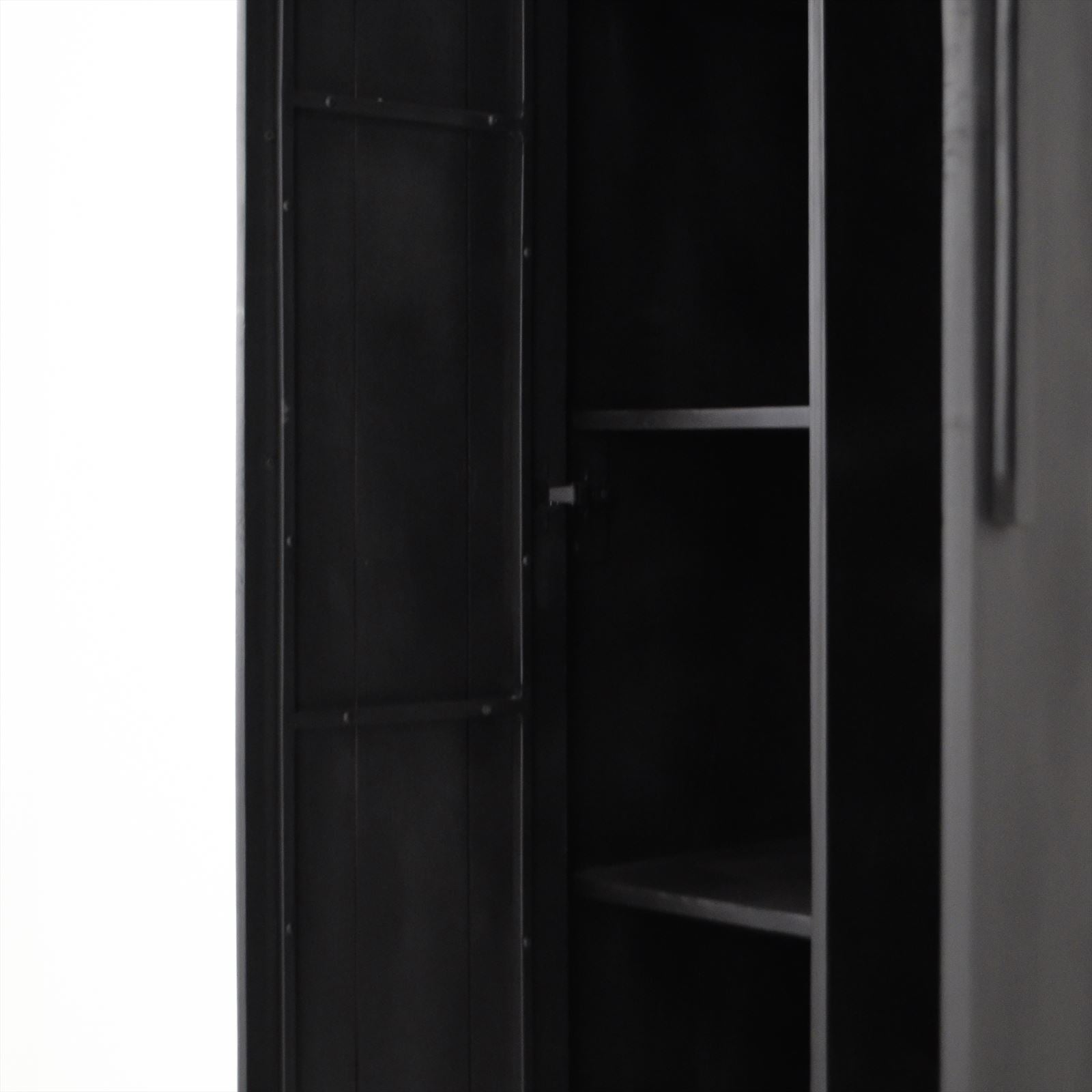 Der Garderobenschrank Jayden mit offener Tür, ein Blick auf die Regalböden im Inneren - Benoa