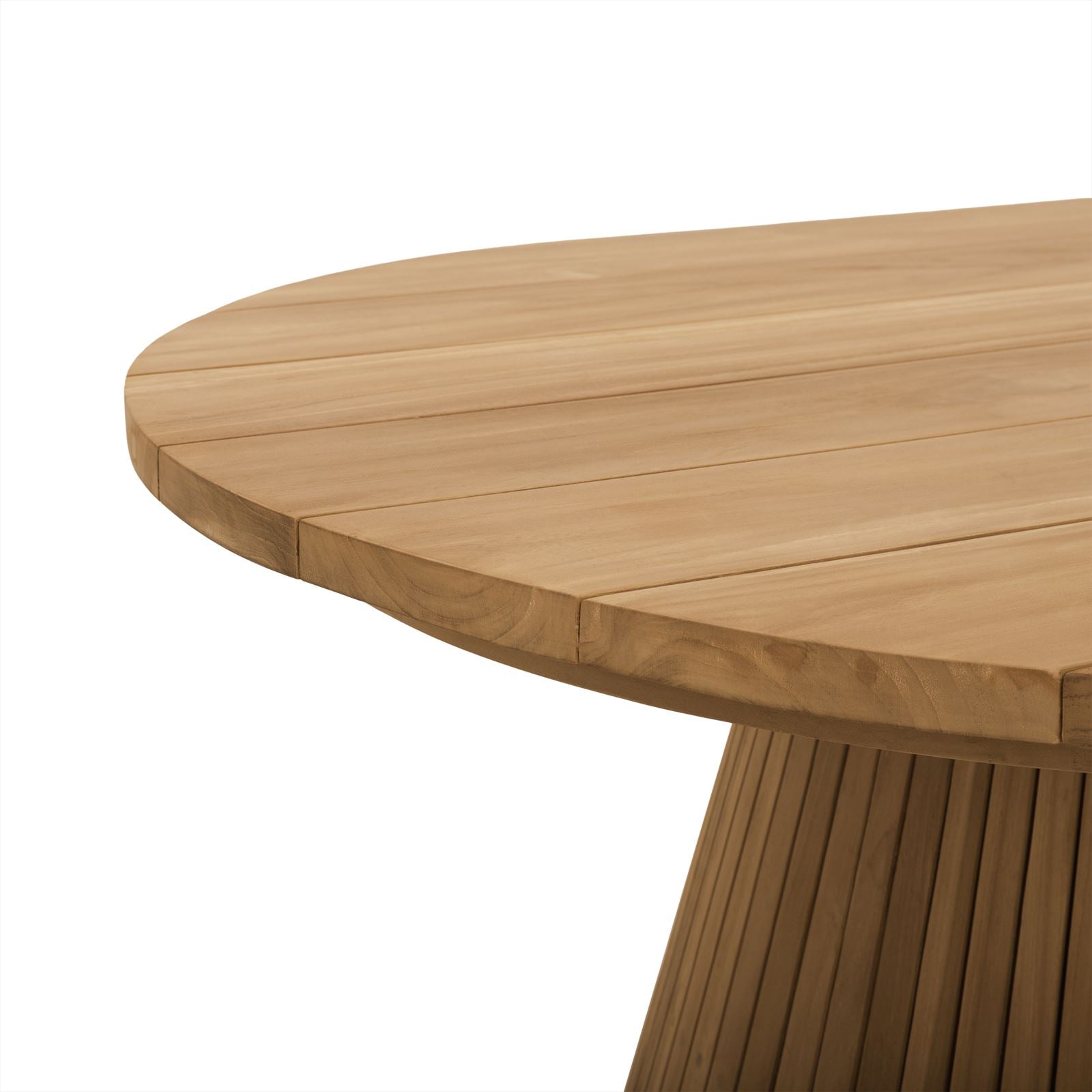 Nahaufnahme des ovalen Gartentisches Mirai 240 von Benoa, mit den Holzlatten des Fußes und der Tischplatte