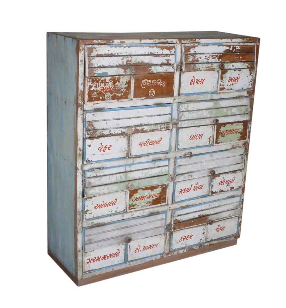 Kommode India Oud 266581 mit 20 Schubladen auf weißem Hintergrund, aus schrägem Winkel fotografiert - Benoa