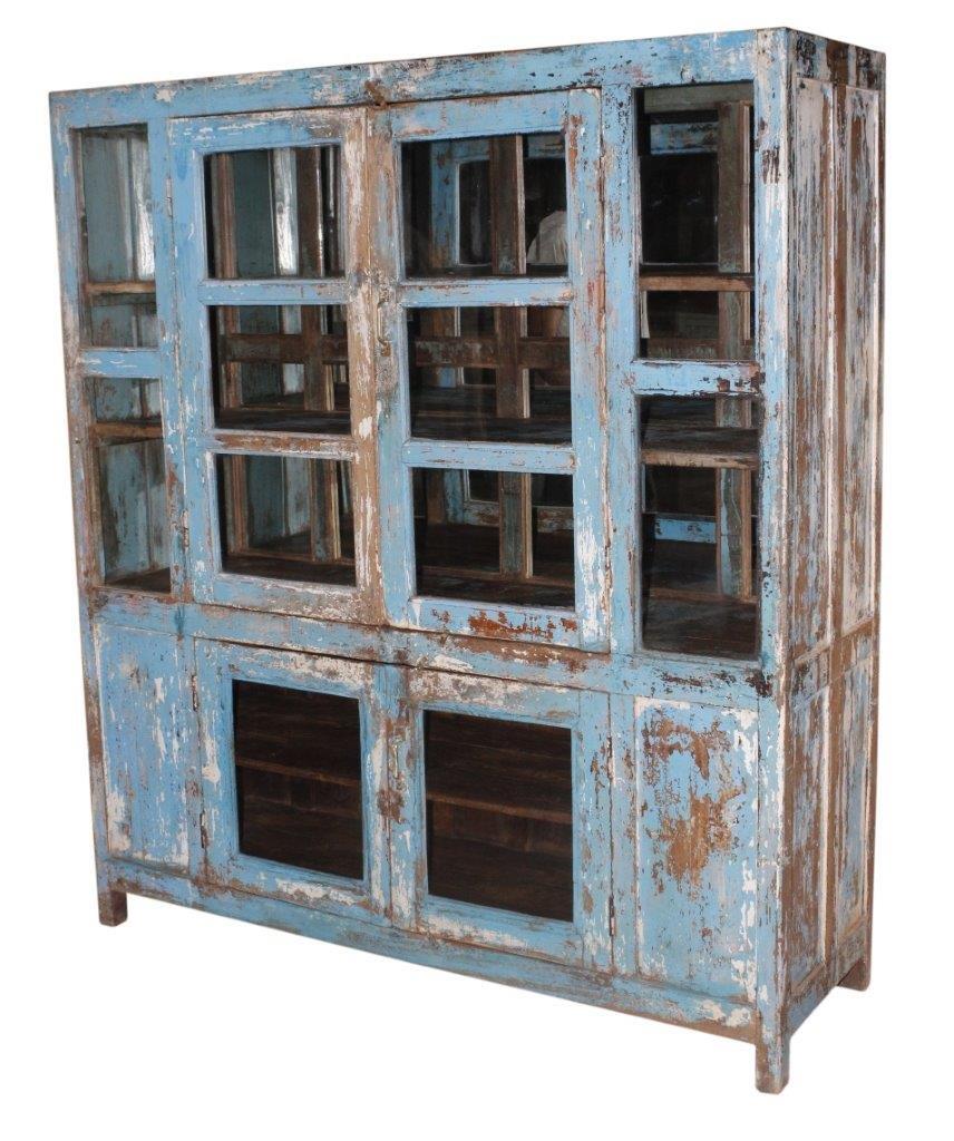 Schrank India Oud 297415, ein hoher, hellblauer Vitrinenschrank mit vielen Fächern und Used-Look, auf weißem Hintergrund - Benoa