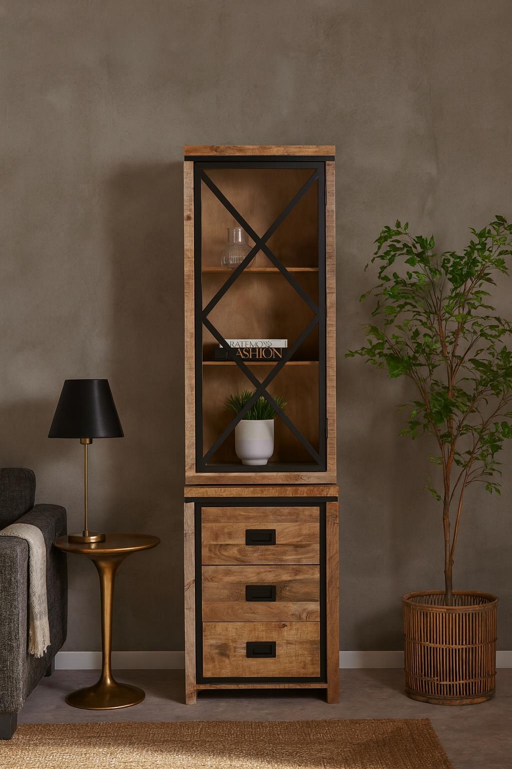 Der Vitrinenschrank Novelle in einem stimmungsvollen Wohnzimmer mit Sofa, Beistelltisch und Pflanze - Benoa