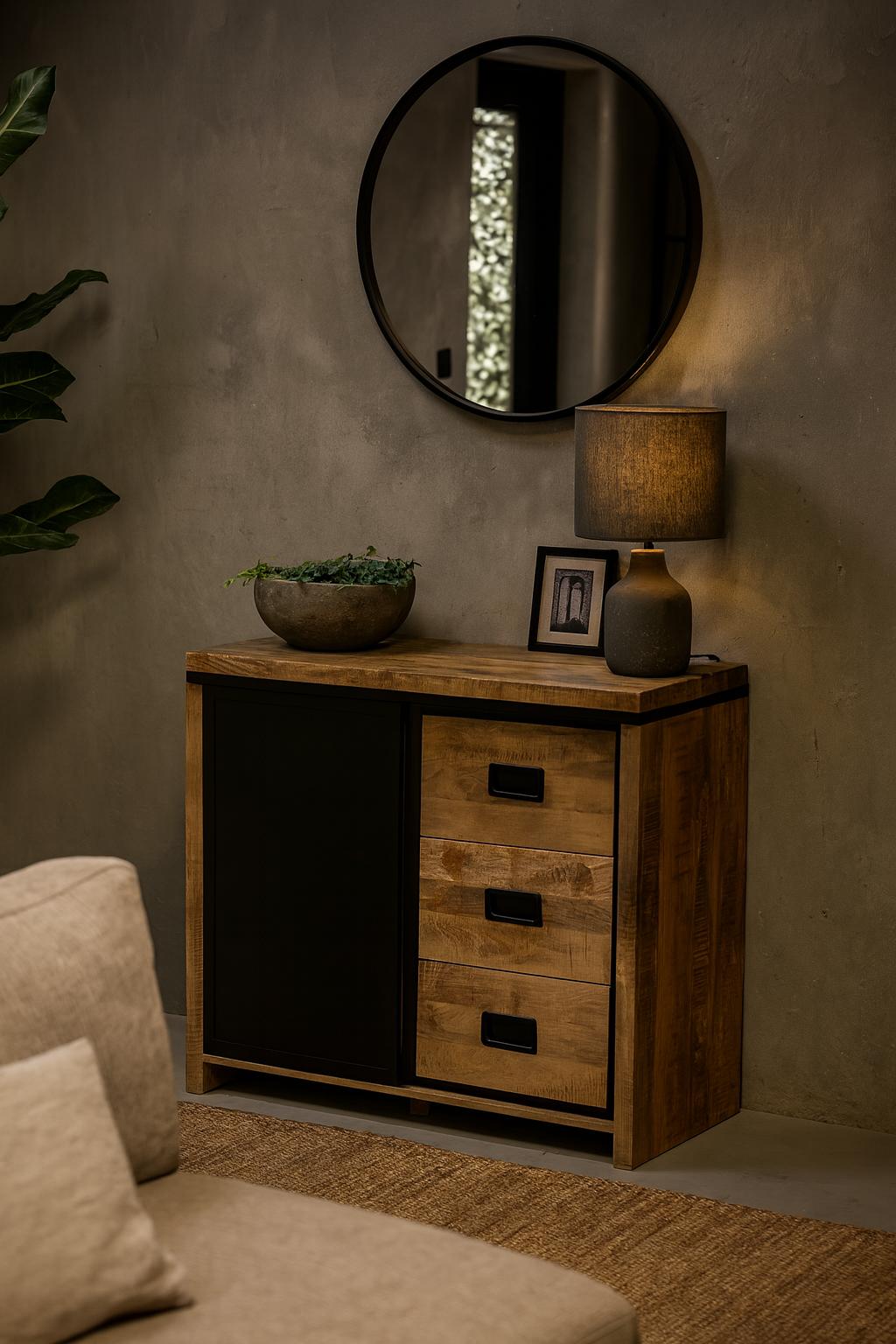 Sideboard Novelle 100 in einer stimmungsvollen Wohnzimmerumgebung mit Spiegel und Lampe - Benoa