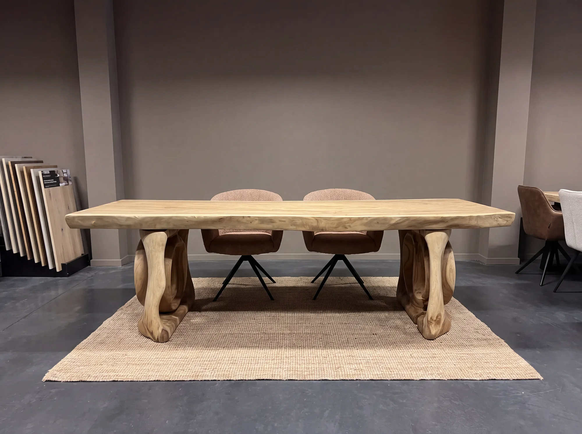 Baumstammtisch Suarholz | Einzigartiges Holzgestell (Braun | Natur) - World of Brosi