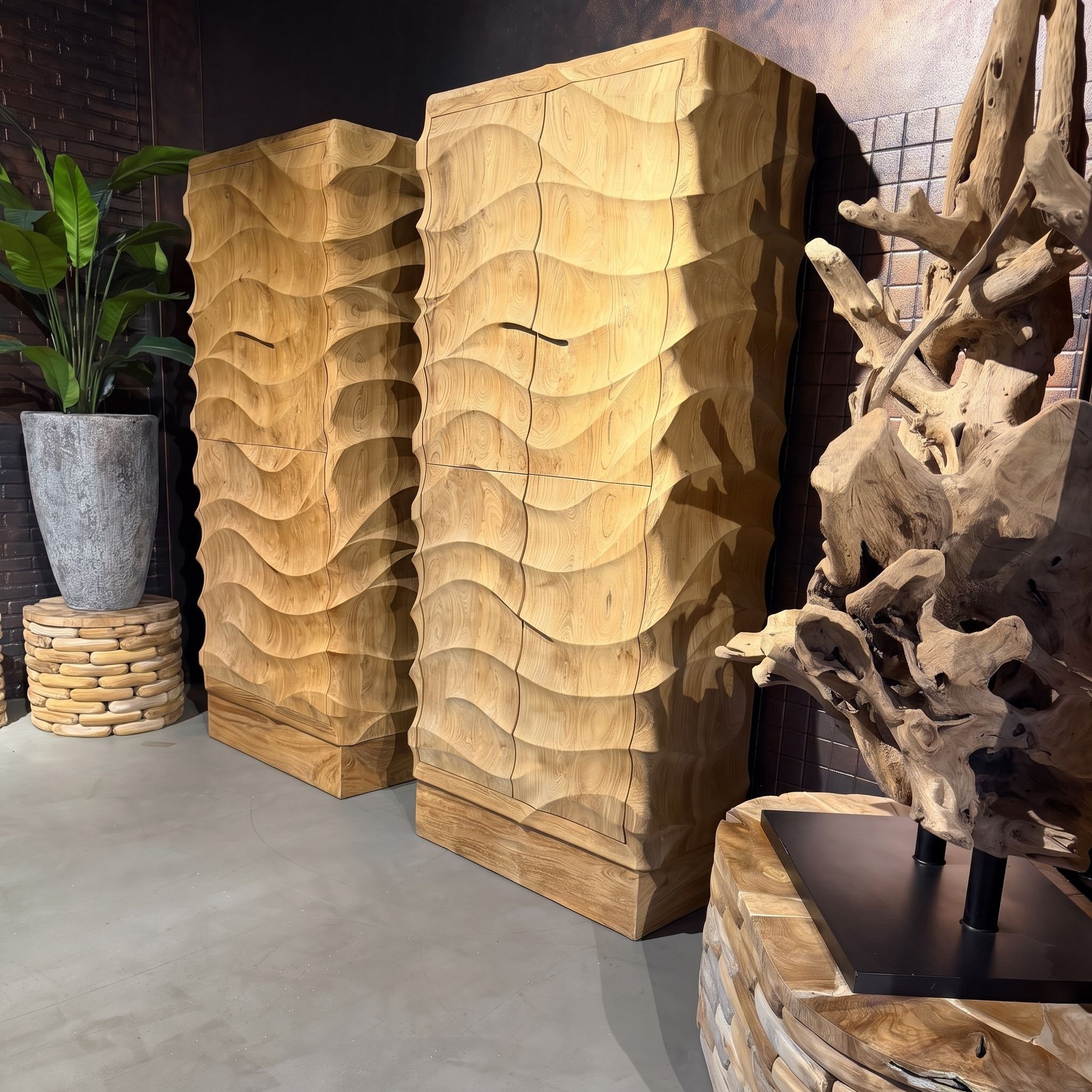 Hochschrank Nyawa aus Teakholz - World of Brosi