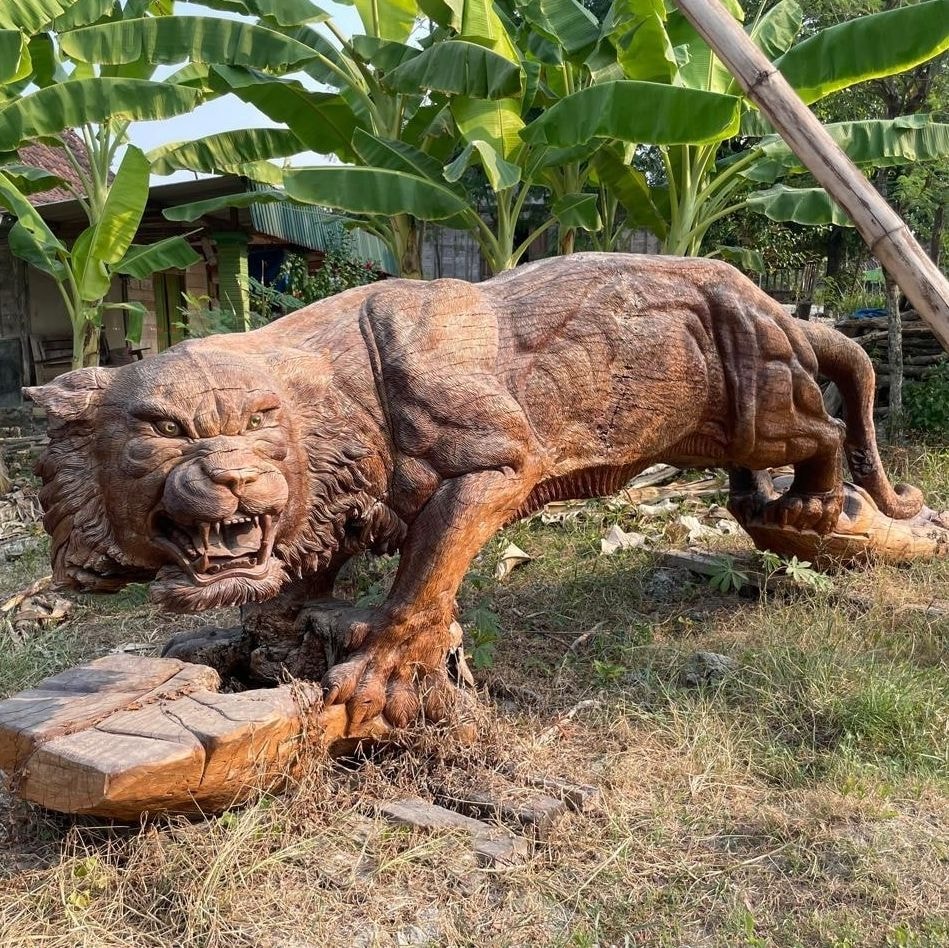 Teak lion, 460 cm long