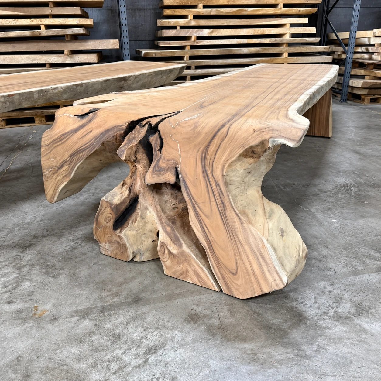 Mesa de madera maciza con borde natural y lateral en cascada, madera de suar, Pieza única 01 (Massief suarhout) - World of Brosi