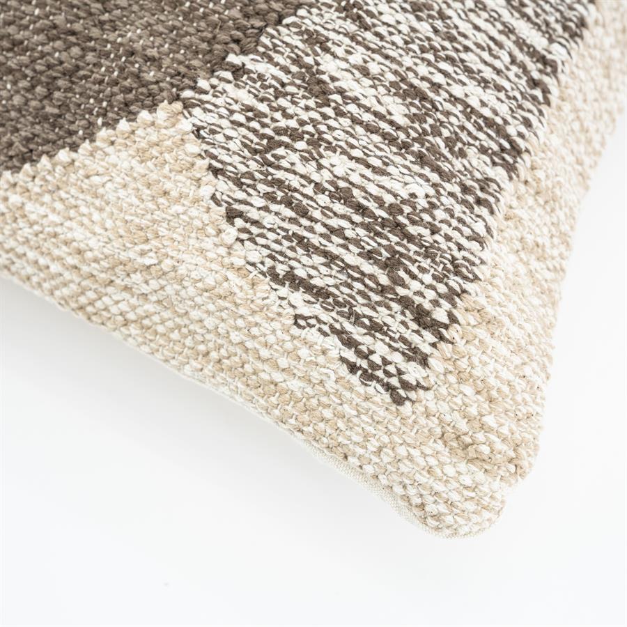 Detailansicht des Kissens Art Braun mit Nahaufnahme des gewebten Musters und der Textur auf weißem Hintergrund - By-Boo