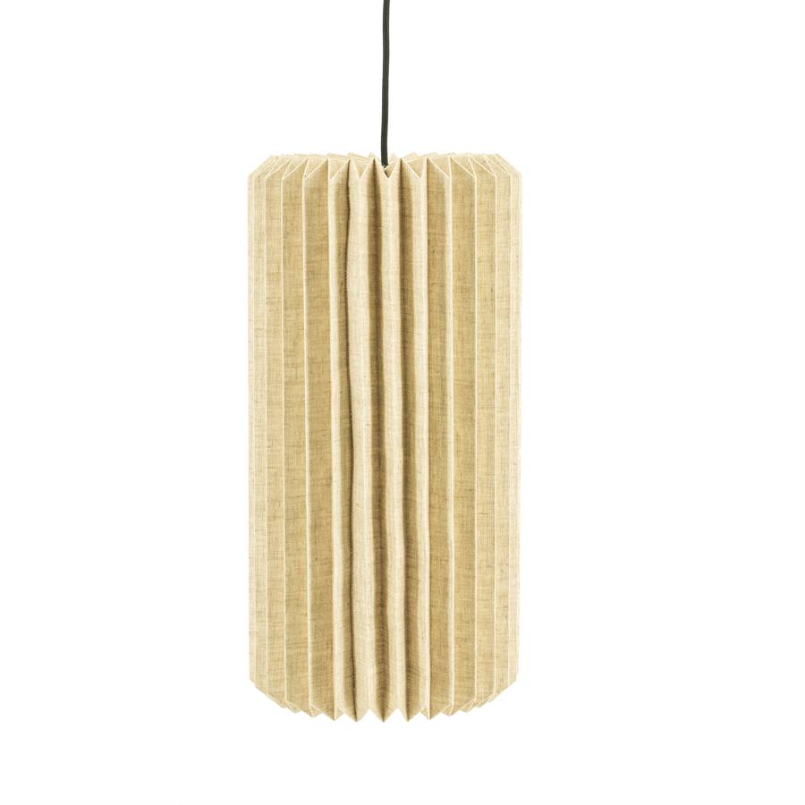 Hängeleuchte Zuki 1 mit einem plissierten, beigefarbenen Stoffschirm, an einem schwarzen Kabel vor weißem Hintergrund hängend - By-Boo
