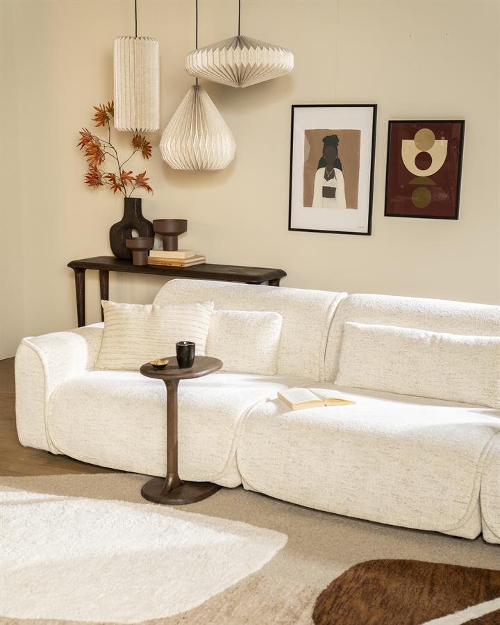 Hängeleuchte Zuki 1 in einem Wohnzimmer mit Sofa, Beistelltisch und Wandkunst - By-Boo