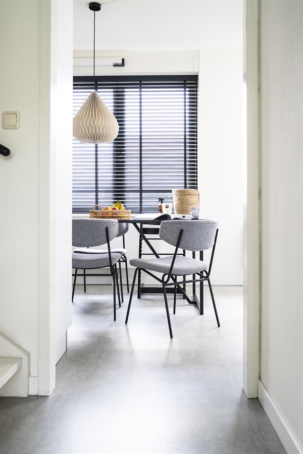 Hängeleuchte Zuki 3 in einem modernen Esszimmer mit schwarzen Jalousien und grauen Stühlen - By-Boo