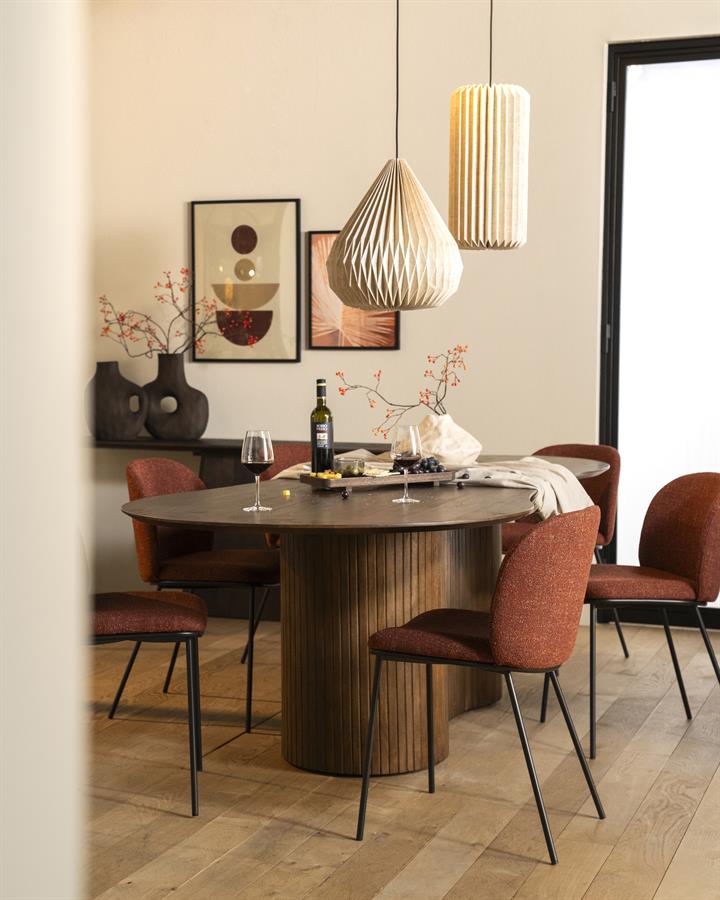 Hängeleuchte Zuki 3 in einem stimmungsvollen Esszimmer mit einem Holztisch und orangefarbenen Stühlen - By-Boo