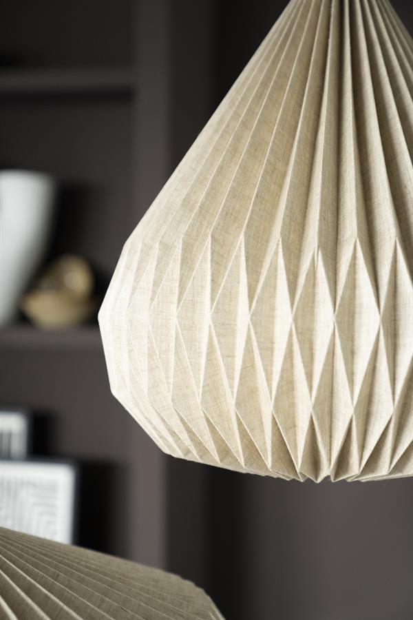 Detail der Hängeleuchte Zuki 3 mit plissiertem Schirm in einer Interieur-Einstellung - By-Boo