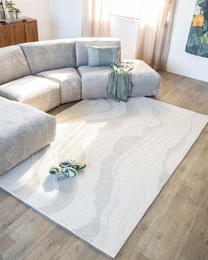 Teppich Soil in einem hellen Wohnzimmer mit grauem Sofa und Holzboden, schräg von oben fotografiert - By-Boo