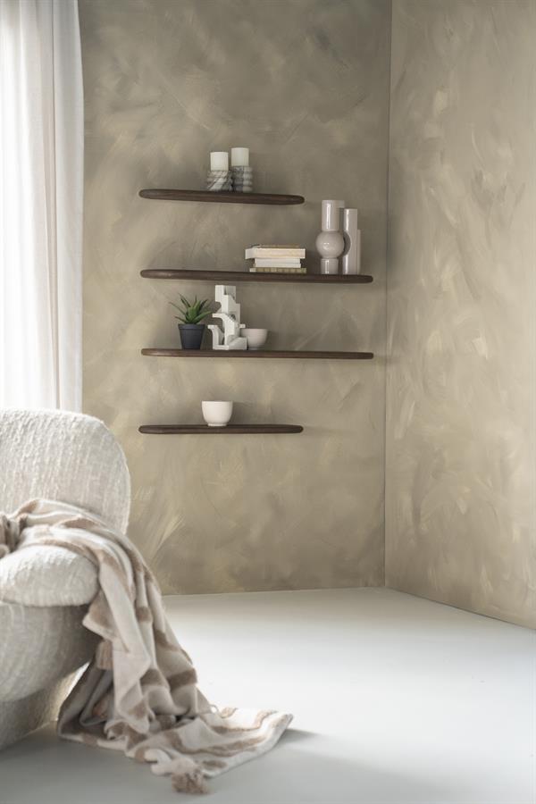 Vier Tre 3 Wandregale an einer strukturierten Wand, mit Dekoration und einem Sessel - By-Boo