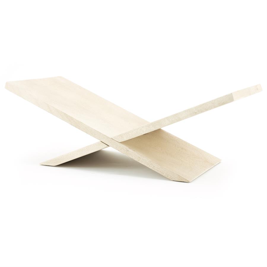 Der Tee, ein Holzständer, steht diagonal auf einem weißen Hintergrund - By-Boo