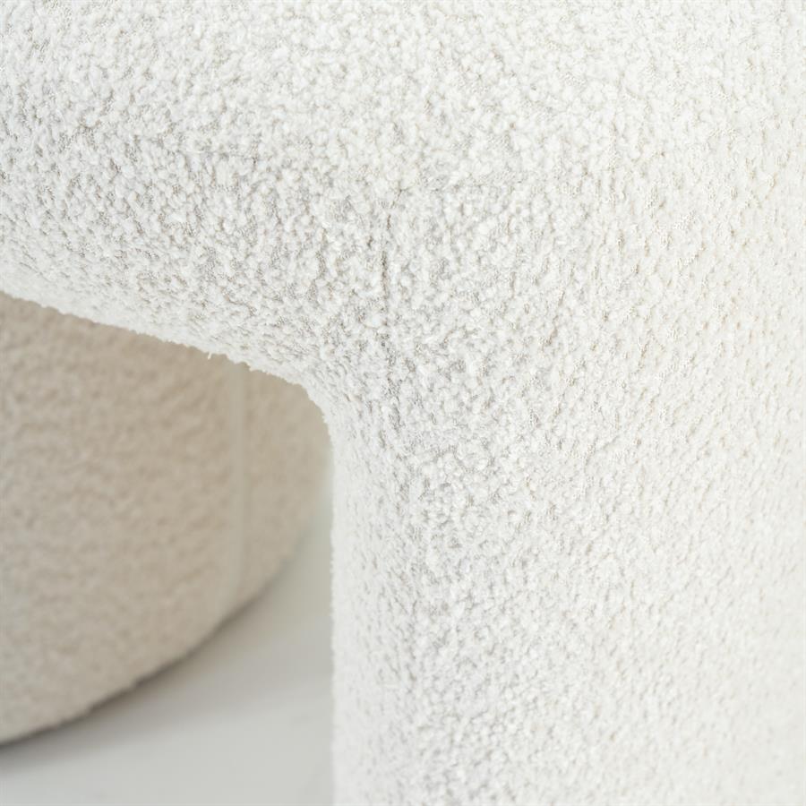 Nahaufnahme des Pouf Sahi, mit der Textur des cremefarbenen Bouclé-Stoffes deutlich sichtbar - By-Boo