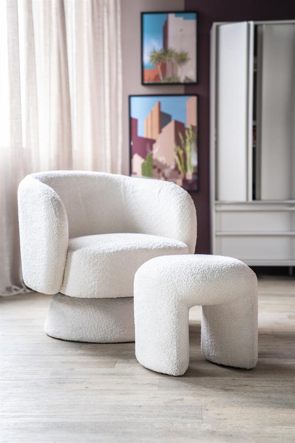 Weißer Teddy-Pouf Sahi in einem Wohnzimmer-Setting neben einem passenden Sessel - By-Boo
