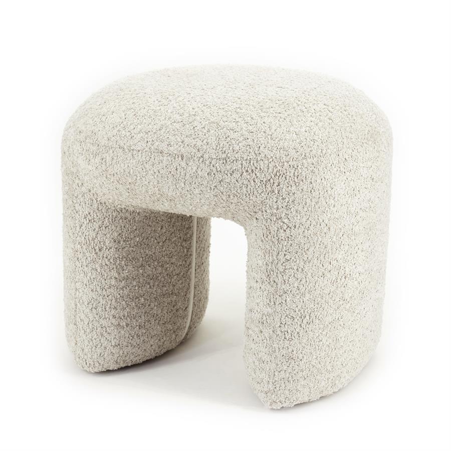 Pouf Sahi, ein hellgrauer, flauschiger Pouf mit U-förmigem Design, fotografiert auf weißem Hintergrund - By-Boo