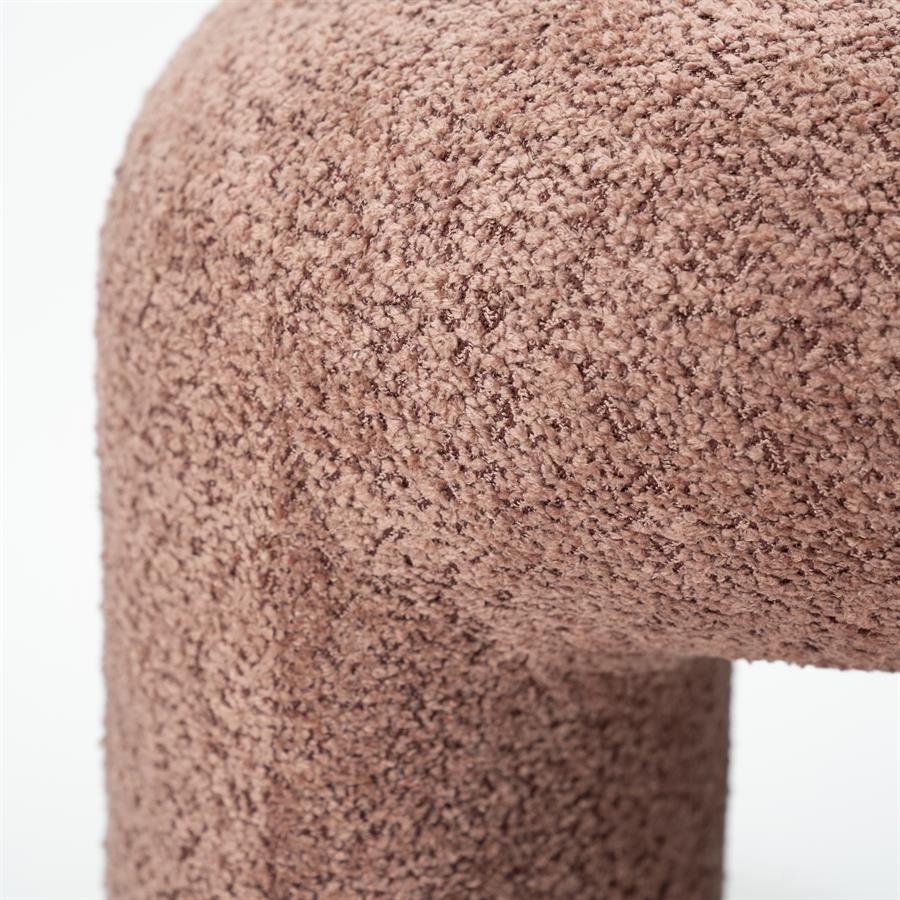 Nahaufnahme des Pouf Sahi mit einer detaillierten Ansicht des braunen, flauschigen Stoffes - By-Boo