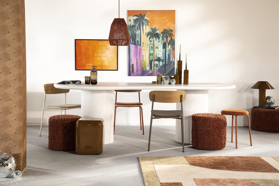 Der Esstisch Seki in einem modernen Interieur, umgeben von verschiedenen Stühlen und Hockern, mit Kunst an der Wand - By-Boo