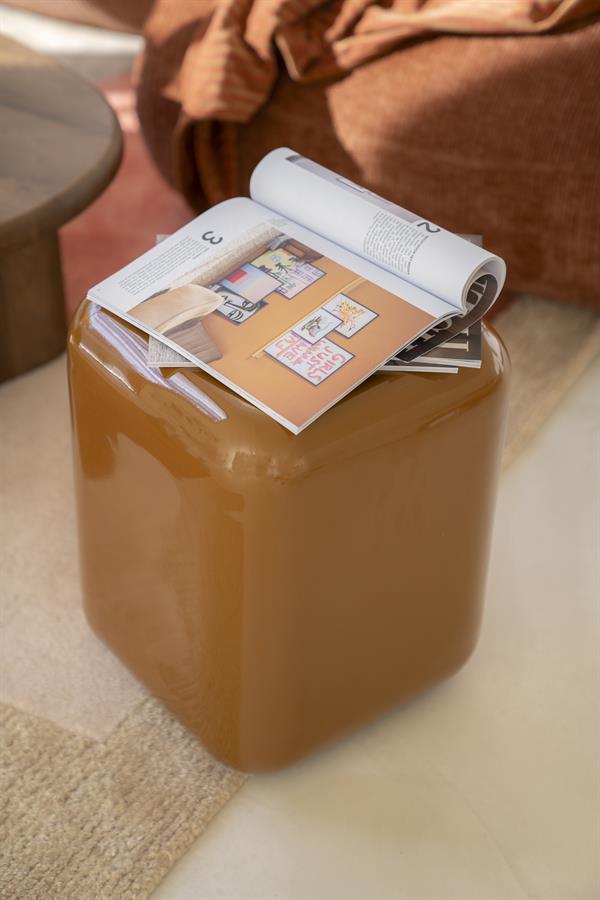 Der Hocker Dixon Senf steht in einem Wohnzimmer, mit einer offenen Zeitschrift darauf, aus einer hohen Perspektive fotografiert - By-Boo