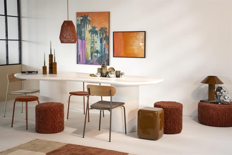 Hocker Dixon Senf in einem modernen Interieur mit einem weißen ovalen Tisch und verschiedenen Stühlen - By-Boo