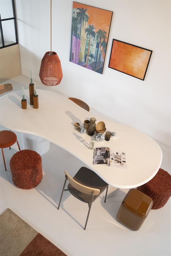 Hocker Dixon Senf in einem modernen Esszimmer mit langem weißen Tisch und Kunst an der Wand - By-Boo
