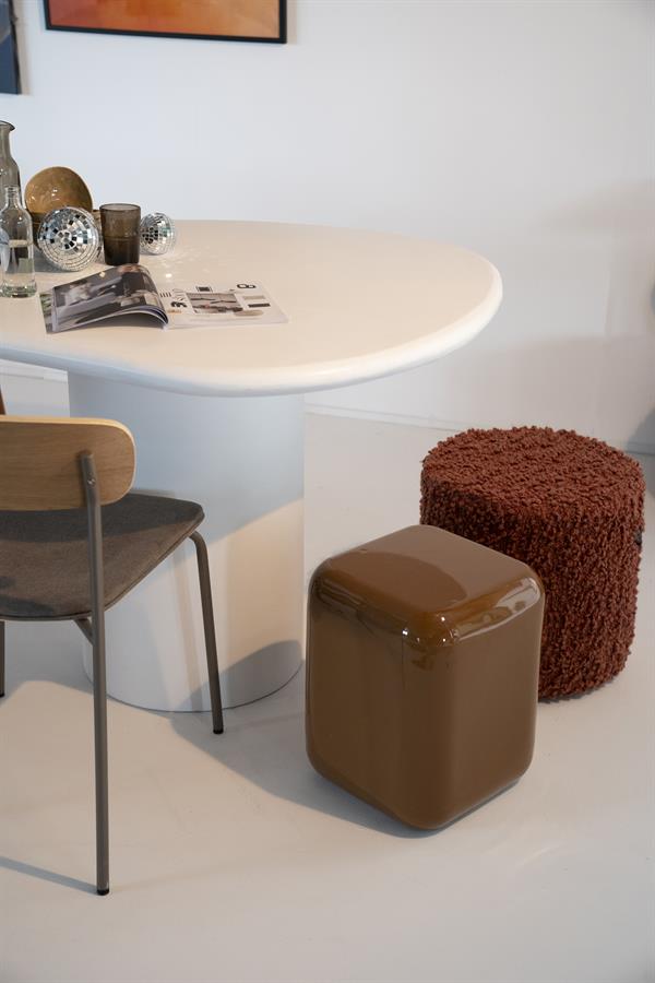 Hocker Dixon Senf in einem modernen Wohnzimmer mit einem weißen Tisch und Stuhl, aus einem niedrigen Blickwinkel fotografiert - By-Boo