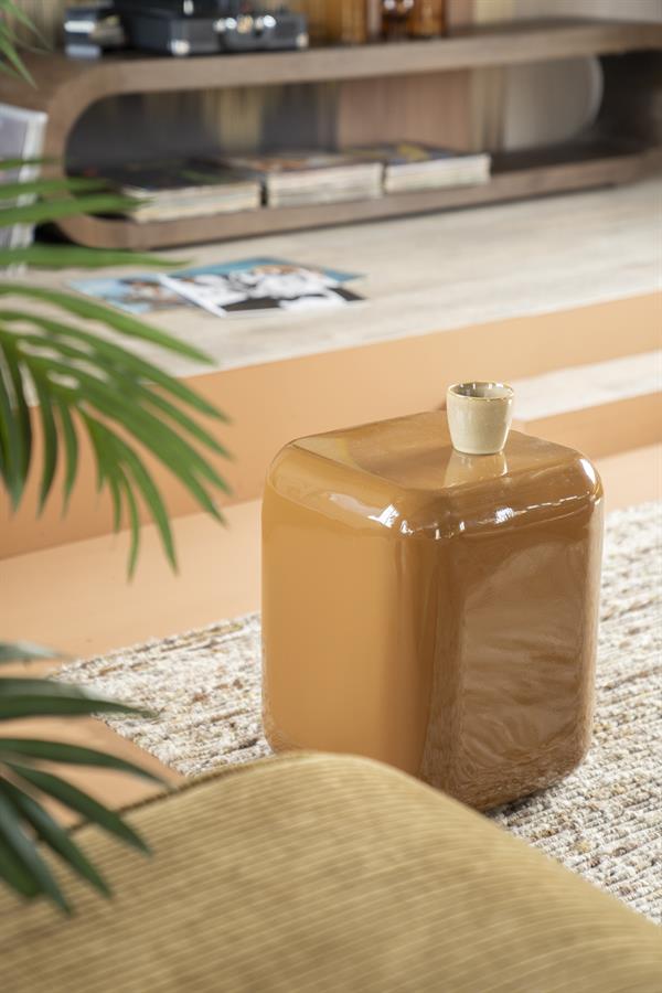 Hocker Dixon Senf in einem Wohnzimmerambiente mit einer Pflanze und einem Teppich, aus niedriger Perspektive - By-Boo