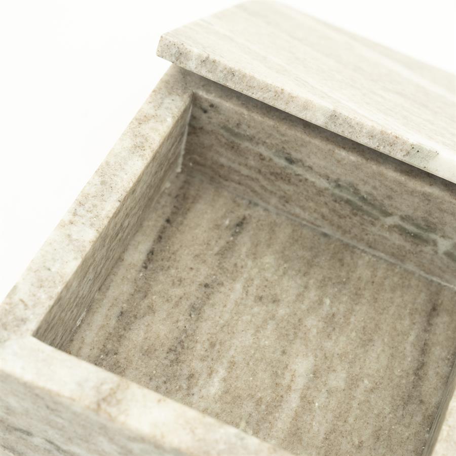 Nahaufnahme der Shari Small Marmorbox, schräg von oben fotografiert mit teilweise abgenommenem Deckel - By-Boo