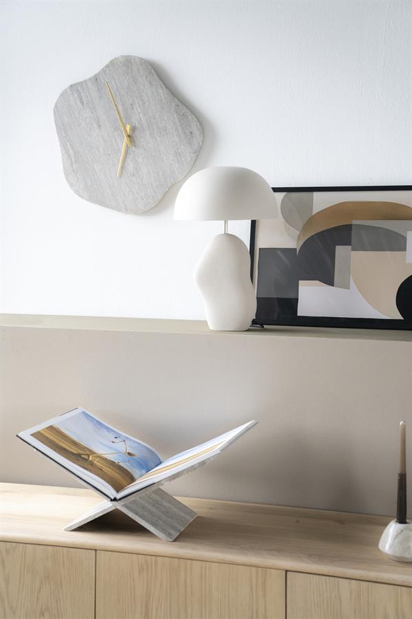 Die Tsun Tischlampe auf einem Regal mit einer Uhr und einem gerahmten Bild im Hintergrund - By-Boo