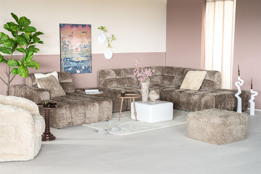 Tisch Basco in einem Wohnzimmer mit einem braunen modularen Sofa und einem weißen Teppich - By-Boo