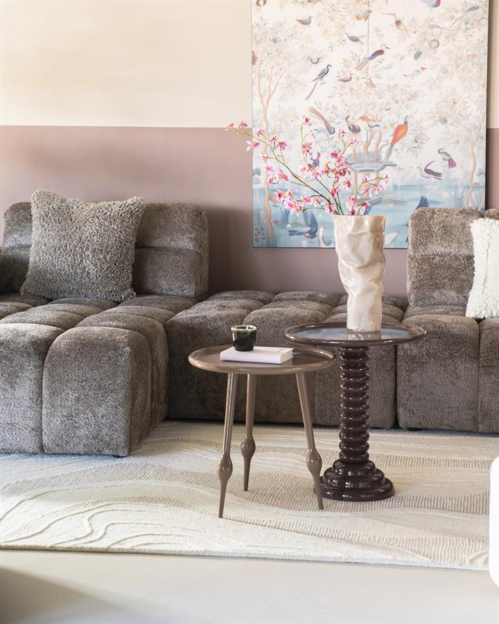 Tisch Basco in einem Wohnzimmer mit einem grauen Sofa und einem hellen Teppich - By-Boo