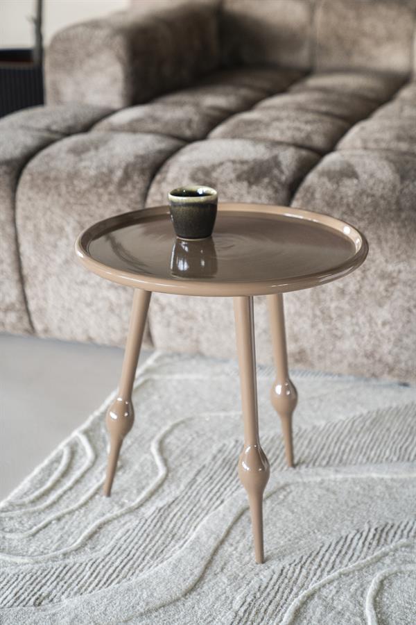 Tisch Birdy mit einer Tasse darauf, auf einem hellen Teppich vor einem Sofa stehend - By-Boo