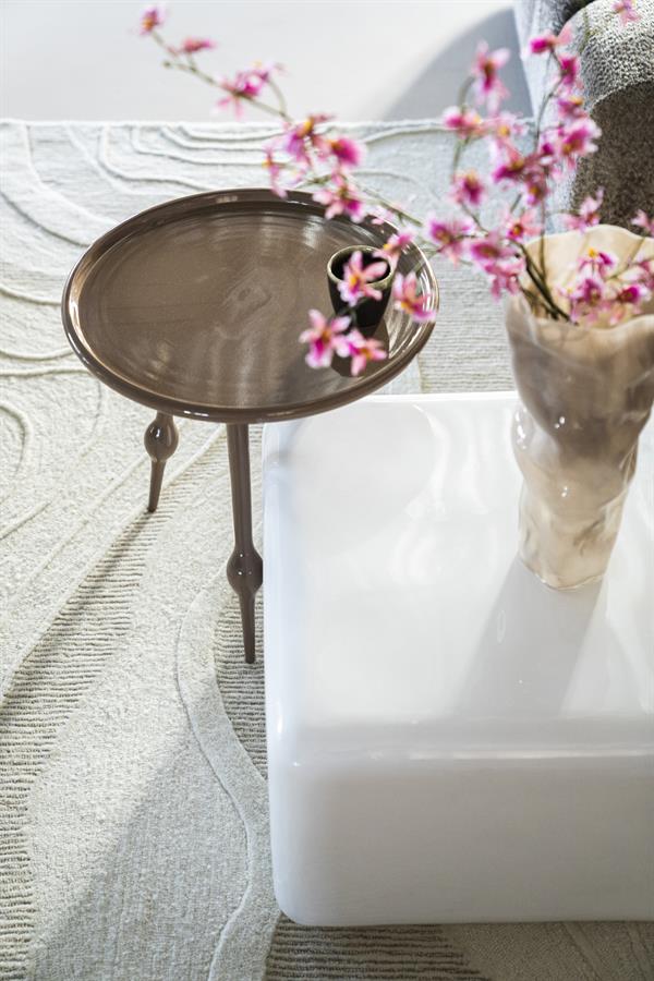 Tisch Birdy in einer Wohnzimmerumgebung, mit einer Vase mit rosa Blumen und einer Tasse auf der Platte - By-Boo