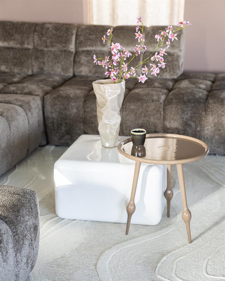 Tisch Birdy in einem hellen Wohnzimmer mit einem Sofa und Teppich, aus einer niedrigen Perspektive - By-Boo