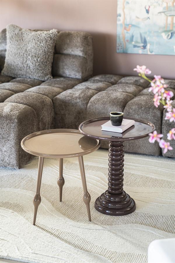 Der Tisch Birdy in einem Wohnzimmer, mit einem dunkelbraunen Beistelltisch und einem grauen Sofa im Hintergrund - By-Boo