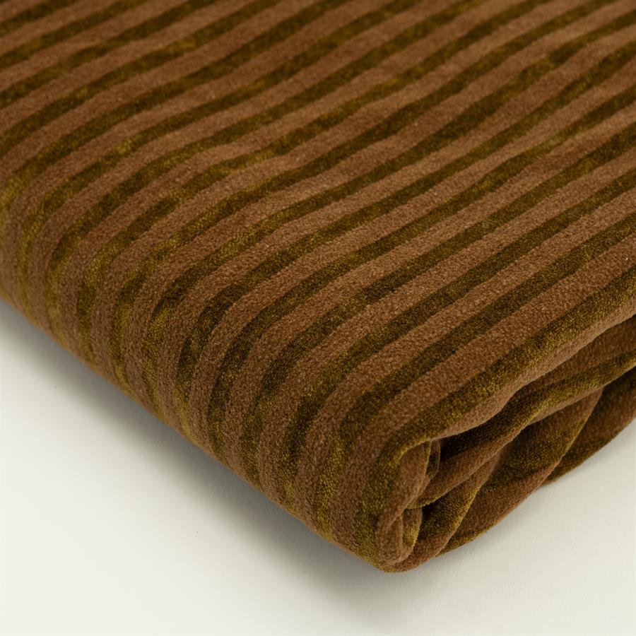 Detail des gefalteten Plaid Sirun mit braunen und olivgrünen Streifen auf weißem Hintergrund - By-Boo