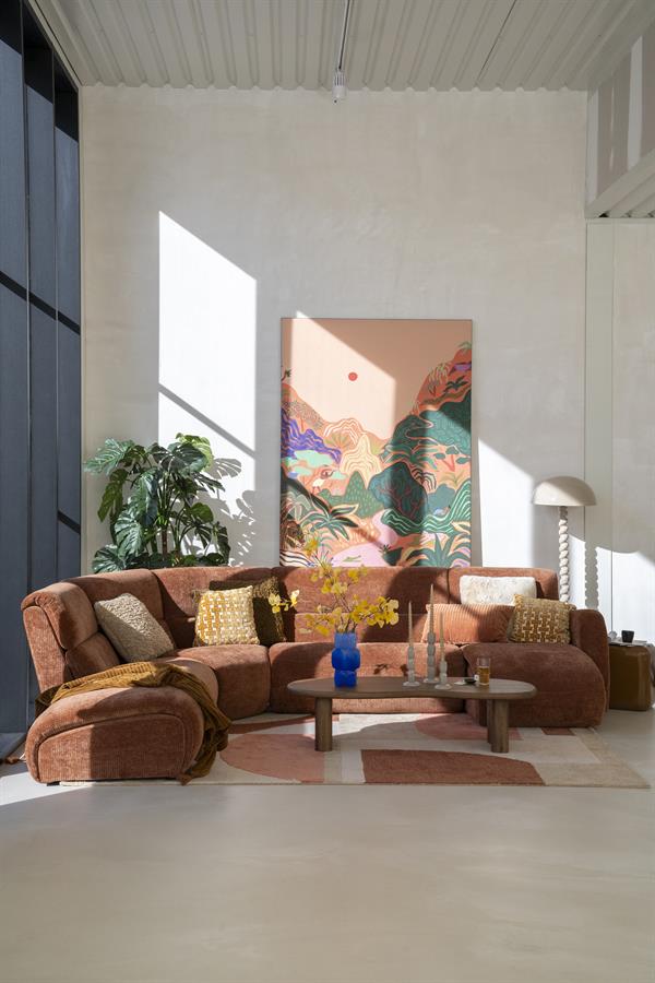 Kissen Stunda auf einem braunen Sofa in einem hellen Wohnzimmer mit einem farbenfrohen Gemälde - By-Boo