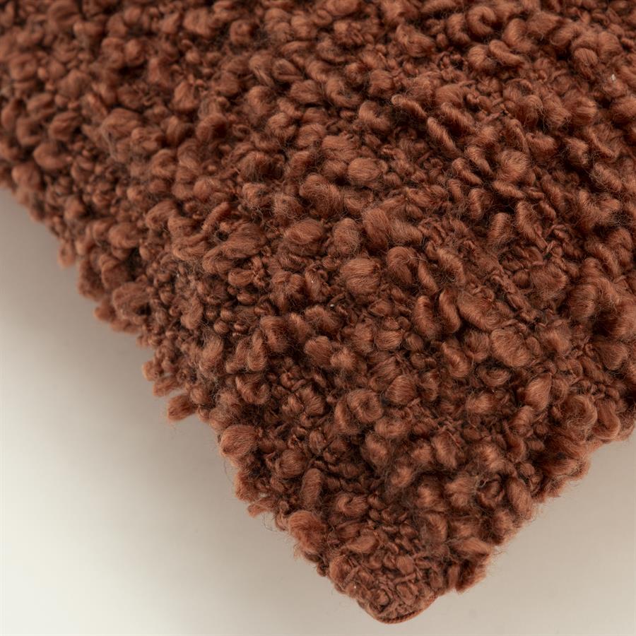 Detailaufnahme des braunen, teddyartigen Stoffs des Kissens Vista, mit weicher Textur - By-Boo