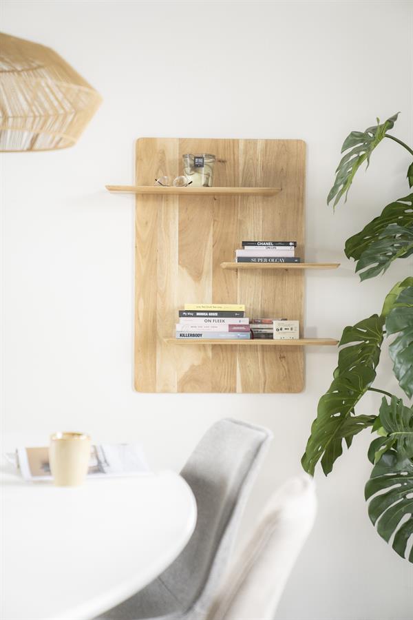 Das Seco Wandregal von By-Boo, mit Büchern und Dekoration, hängt an einer weißen Wand