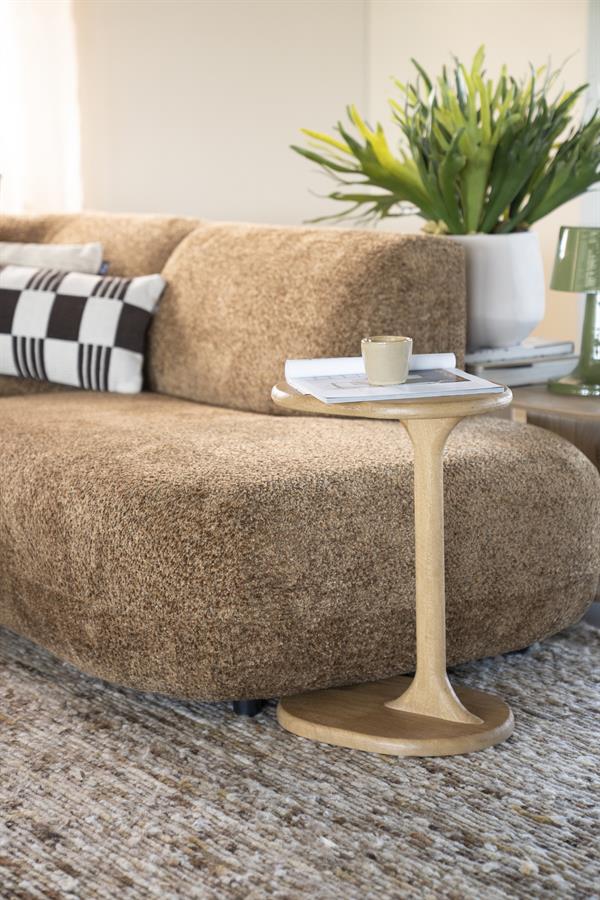 Tisch Fenix in einer Wohnzimmerumgebung neben einem Sofa, mit einer Zeitschrift und einem Becher darauf - By-Boo