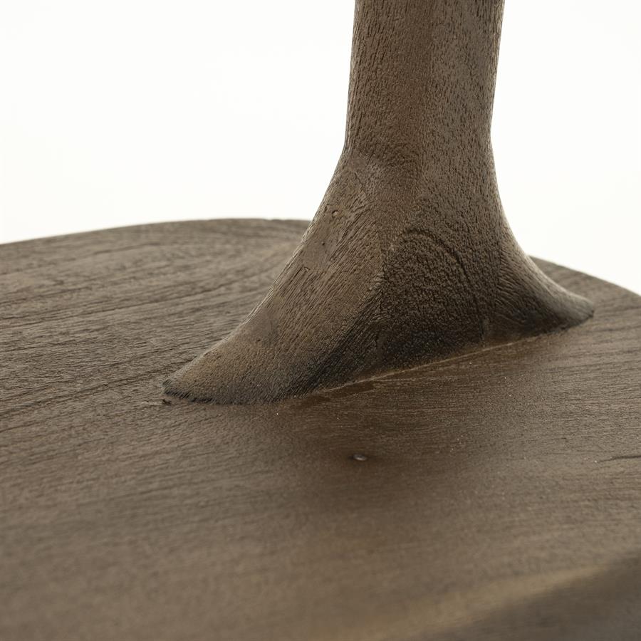 Detailaufnahme des dunkelbraunen Beins des Tisch Fenix, stehend auf einem Holzuntergrund - By-Boo